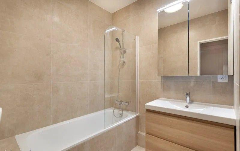 
                                                Location
                                                 Beau 3P meublé 68m² avec balcon