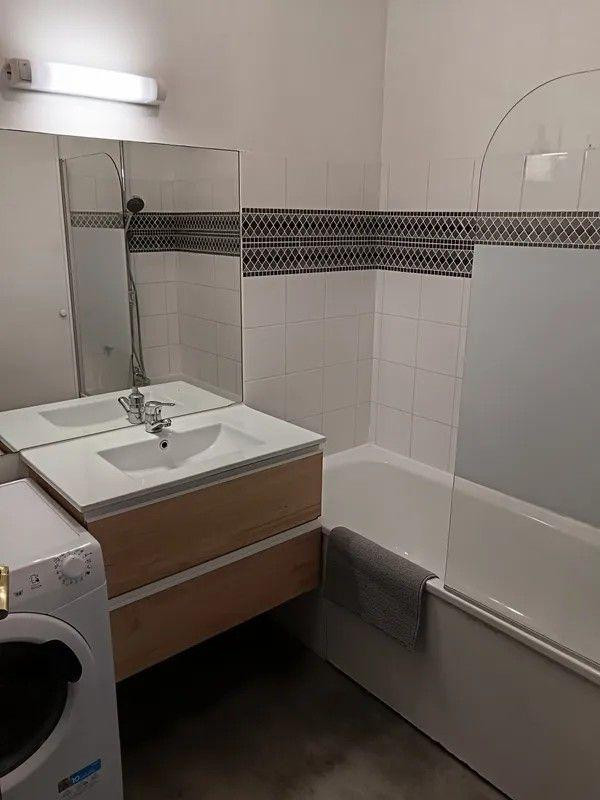 
                                                Location
                                                 Beau 3P meublé 68m² Place Raymond Grimaud