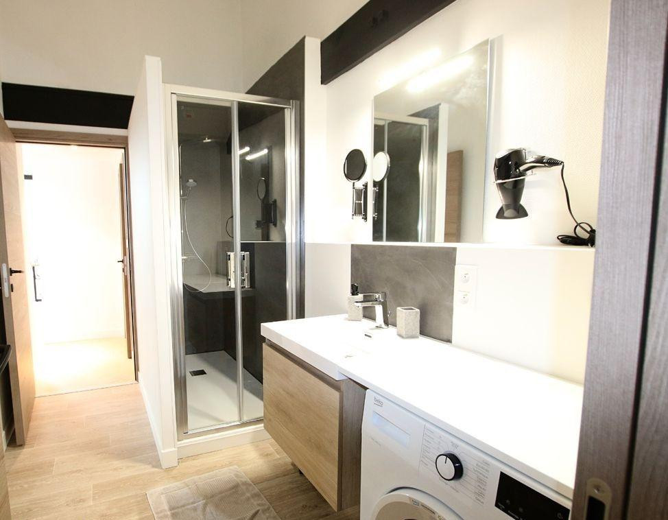 
                                                Location
                                                 Beau 3P meublé 70m² et rénové