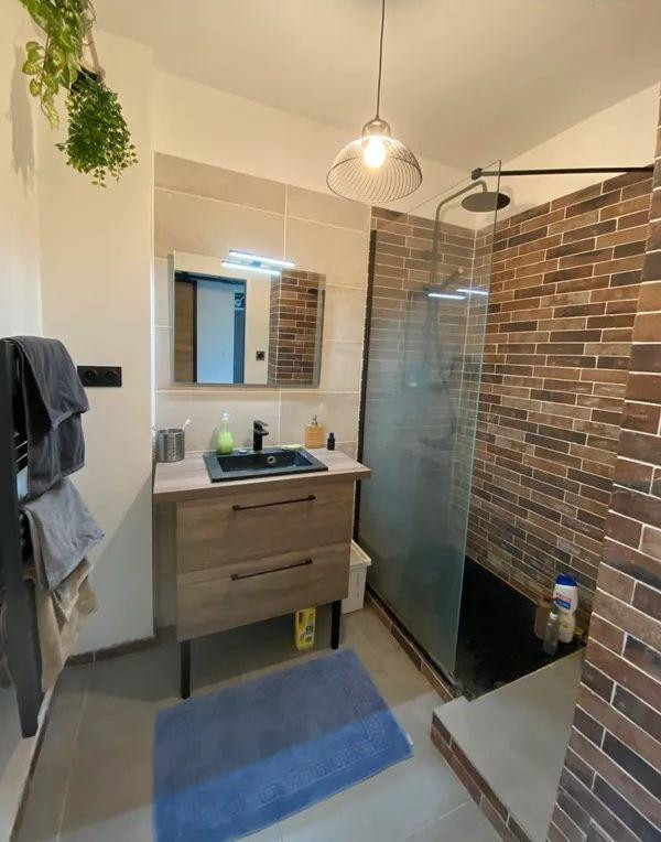 
                                                Location
                                                 Beau 3P meublé 75m²