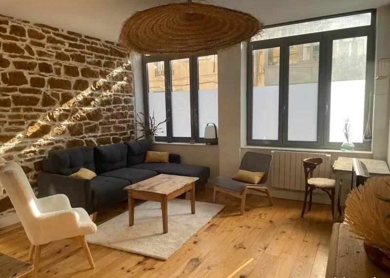 
                                                Location
                                                 Beau 3P meublé et rénové  59m² + 15m² de patio