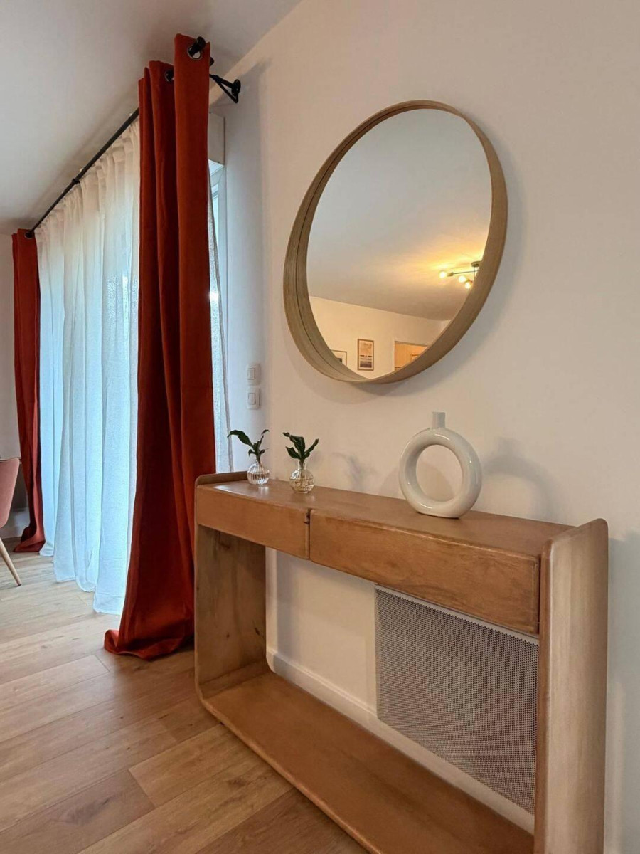 
                                                Location
                                                 Beau 3P meublé rénové 70m² avec balcon et parking