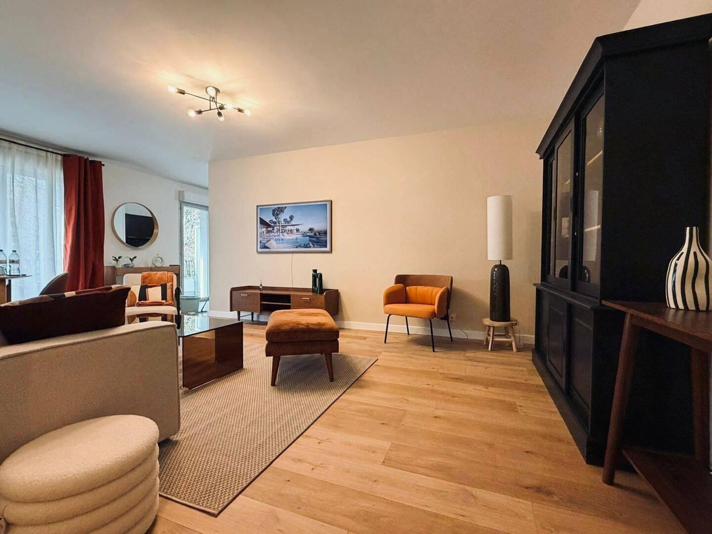 
                                                Location
                                                 Beau 3P meublé rénové 70m² avec balcon et parking