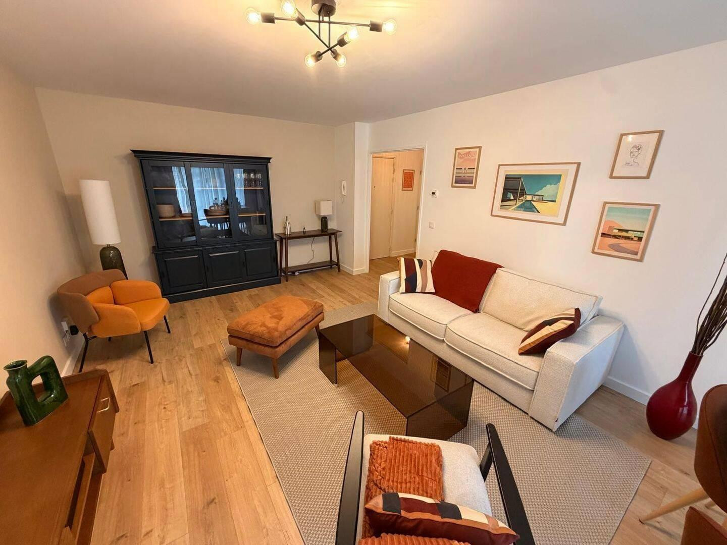 
                                                Location
                                                 Beau 3P meublé rénové 70m² avec balcon et parking