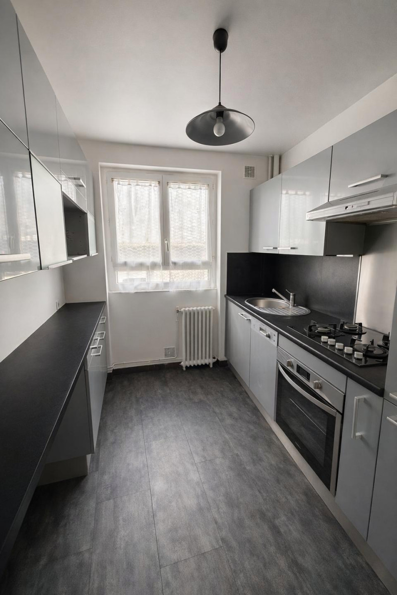 
                                                Location
                                                 Beau 3P traversant 53 m² avec parking