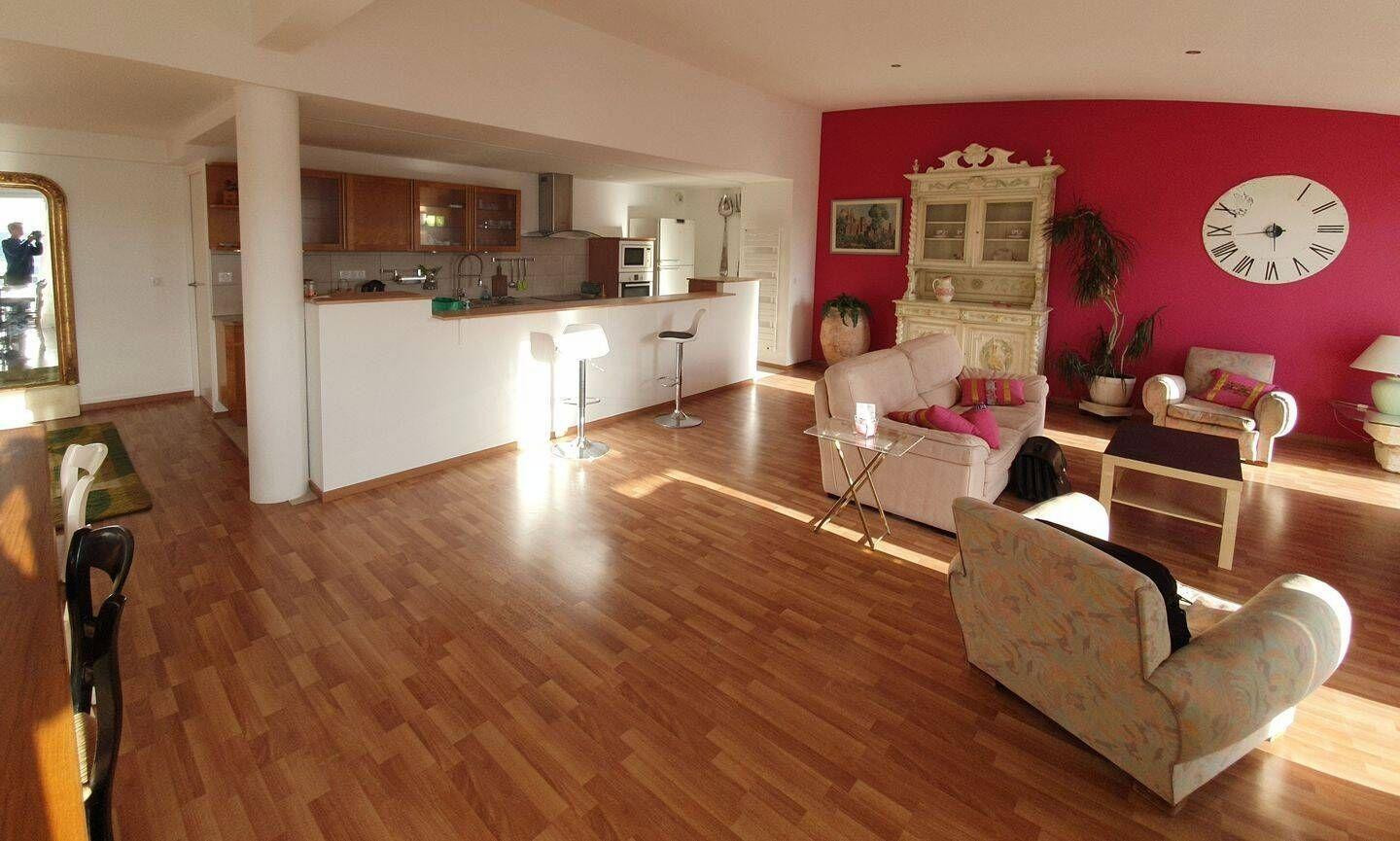 
                                                Location
                                                 Beau 4P meublé 131m²  au calme