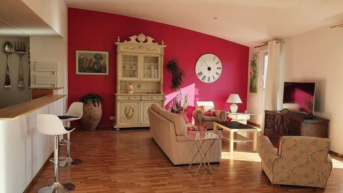 
                                                Location
                                                 Beau 4P meublé 131m²  au calme