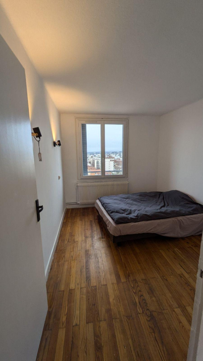 
                                                Location
                                                 Beau 4P meublé 74m² refait à neuf