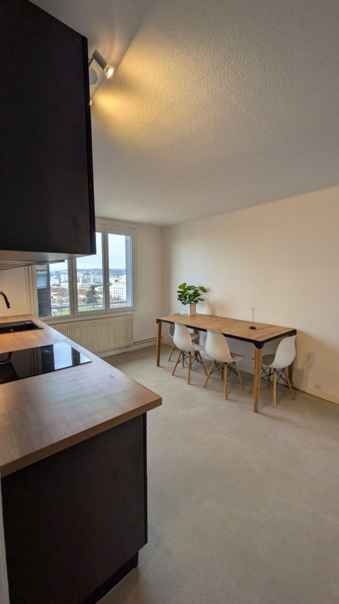 
                                                Location
                                                 Beau 4P meublé 74m² refait à neuf