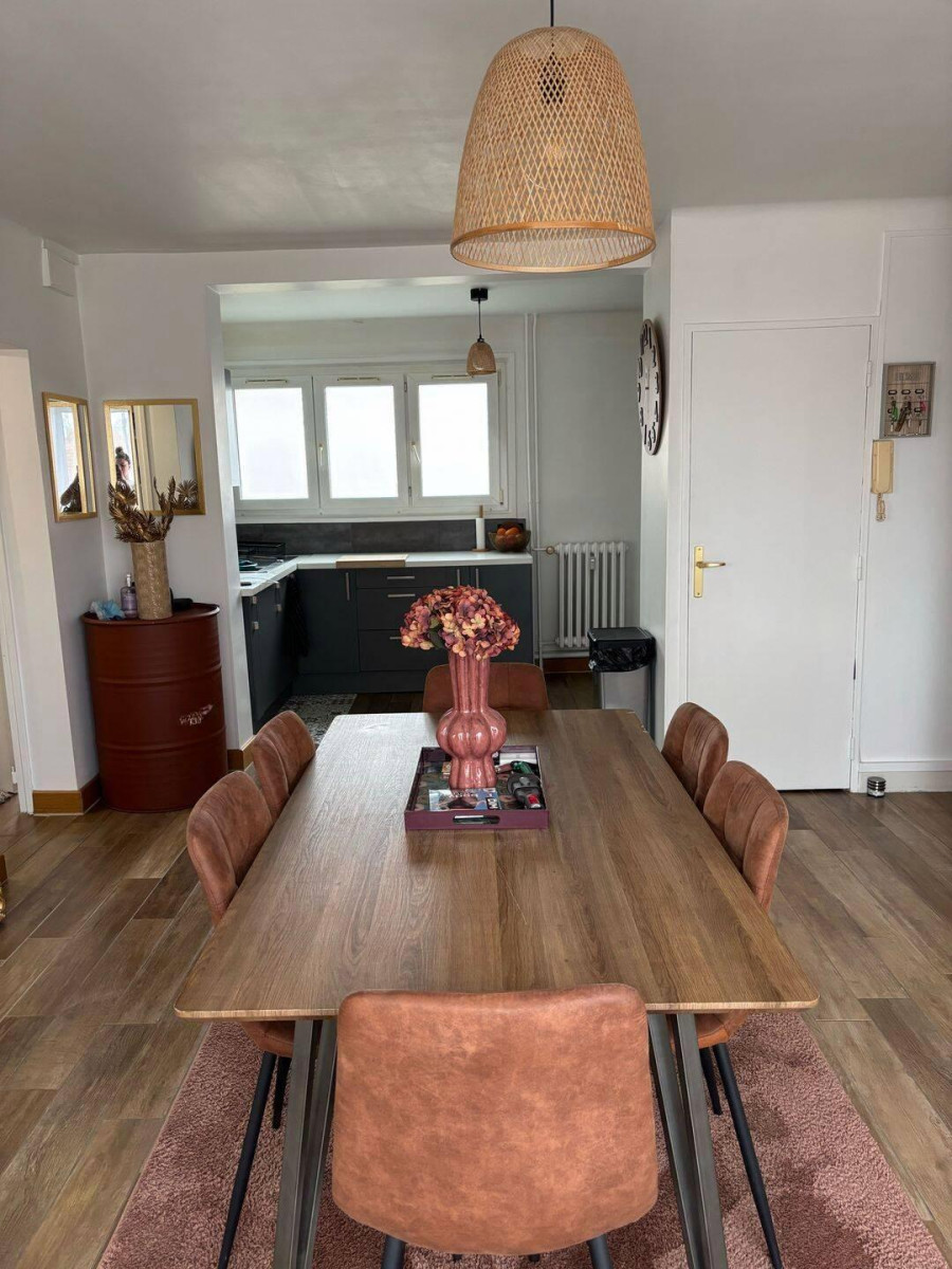 
                                                Location
                                                 Beau 4P meublé 80m² avec balcon