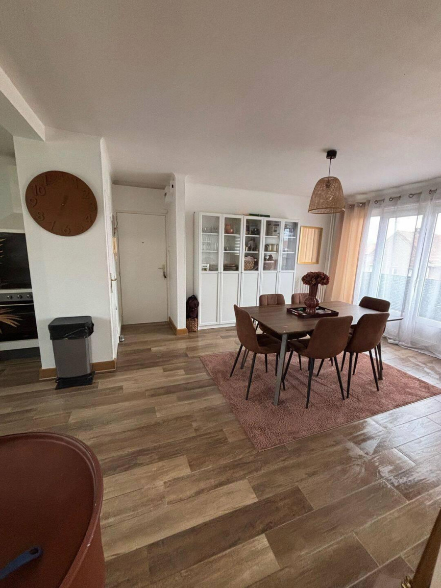 
                                                Location
                                                 Beau 4P meublé 80m² avec balcon