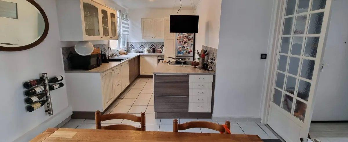 
                                                Location
                                                 Beau 5P meublé 83m²  plein sud avec vue dégagée
