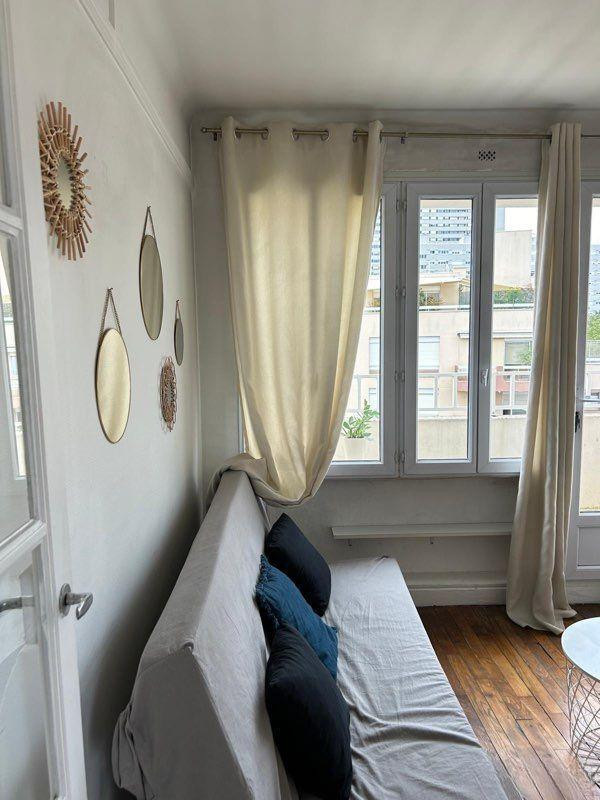 
                                                Location
                                                 Beau et agréable studio meublé avec balcon
