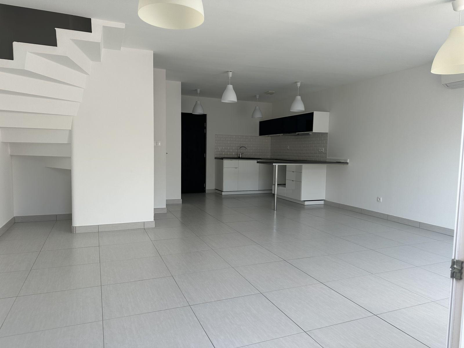 
                                                Location
                                                 Beau et grand duplex au calme et ensoleillé