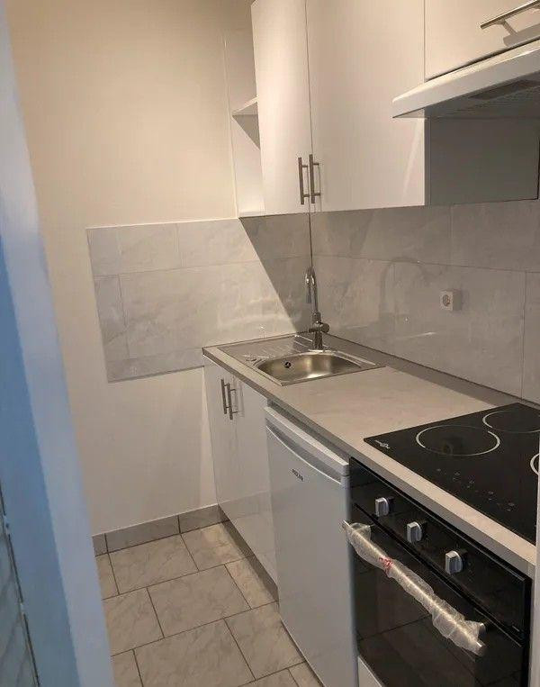 
                                                Location
                                                 Beau F1 entièrement rénové de 32m² et très calme