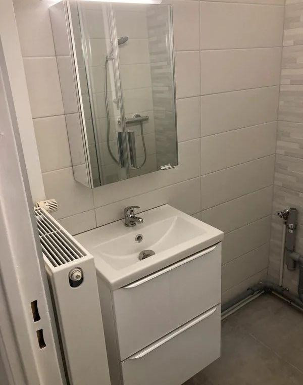 
                                                Location
                                                 Beau F1 entièrement rénové de 32m² et très calme