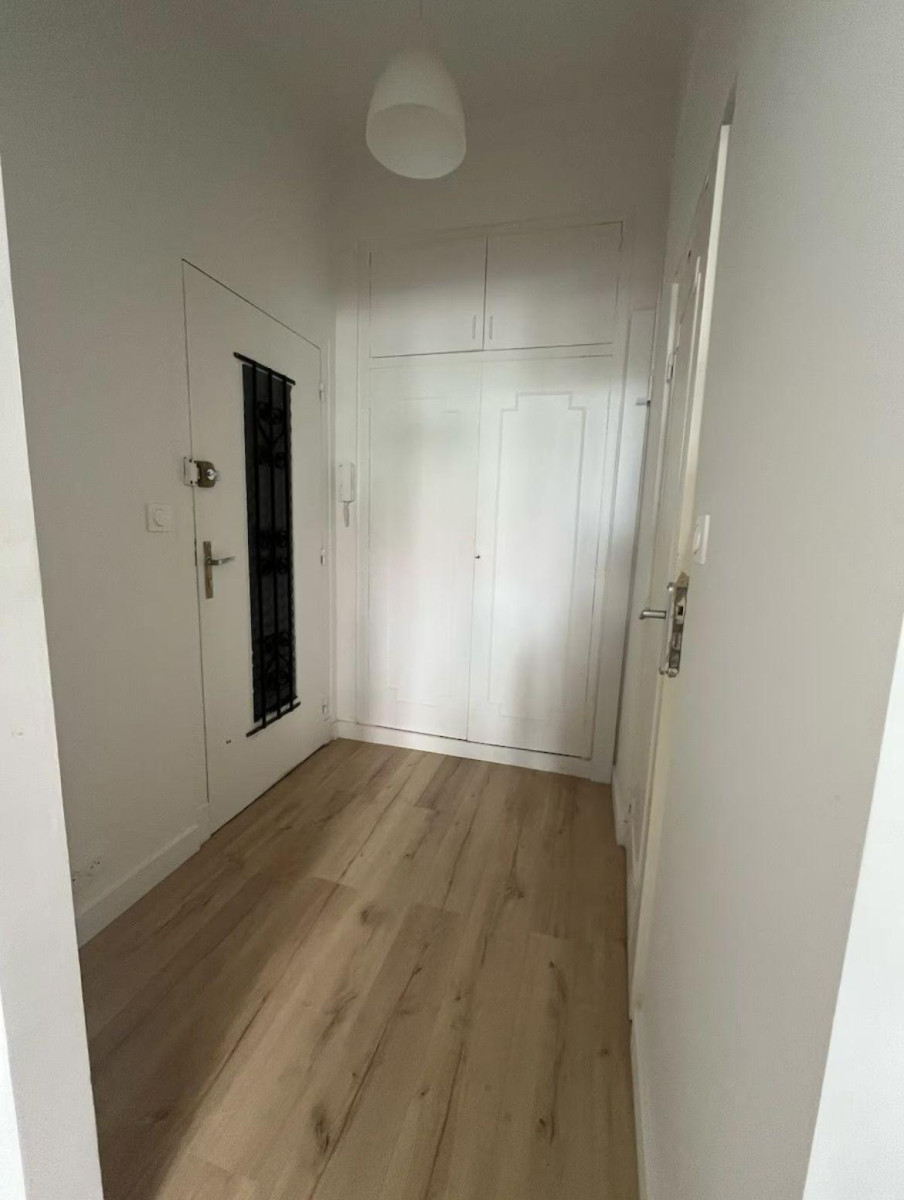 
                                                Location
                                                 Beau F1 meublé refait à neuf Carré d’Or