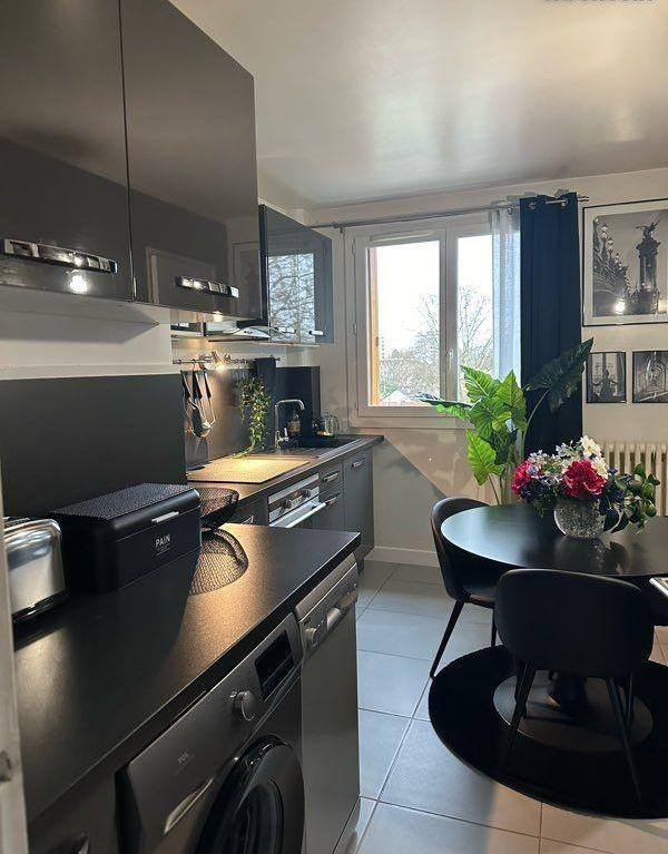 
                                                Location
                                                 Beau  F2 48m² en excellent état