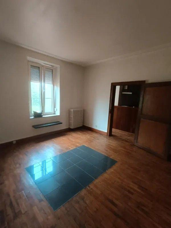 
                                                Location
                                                 Beau F2 dans maison de maître avec grand jardin