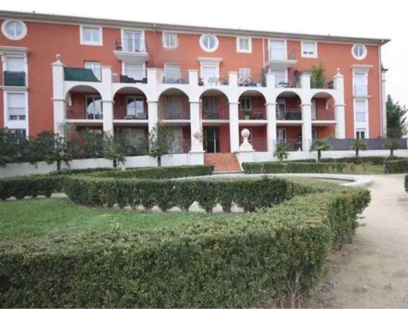 
                                                Location
                                                 Beau F2 meublé 40m² dans belle résidence sécurisée