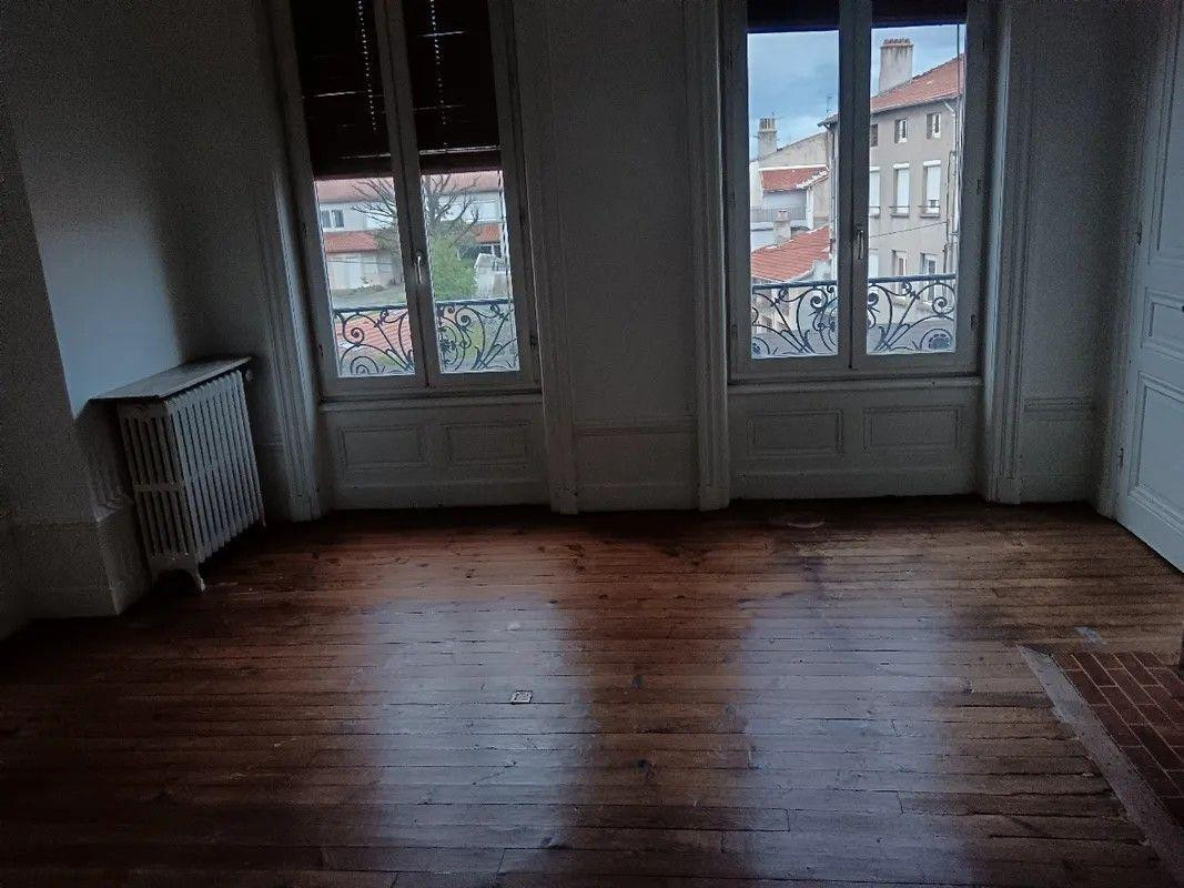 
                                                Location
                                                 Beau F3 115 m² situé à côté de la gare Châteaureux