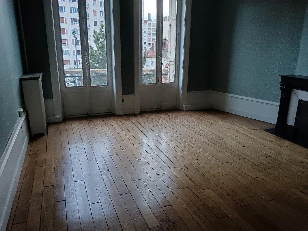 
                                                Location
                                                 Beau F3 115 m² situé à côté de la gare Châteaureux