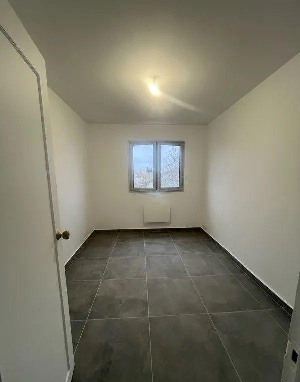 
                                                Location
                                                 Beau F3 50m² entièrement rénové avec balcon