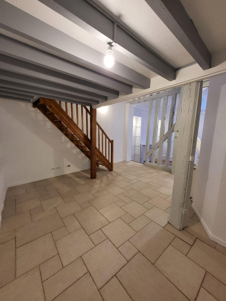 
                                                Location
                                                 Beau F3 73m² dans le centre d'Auxerre