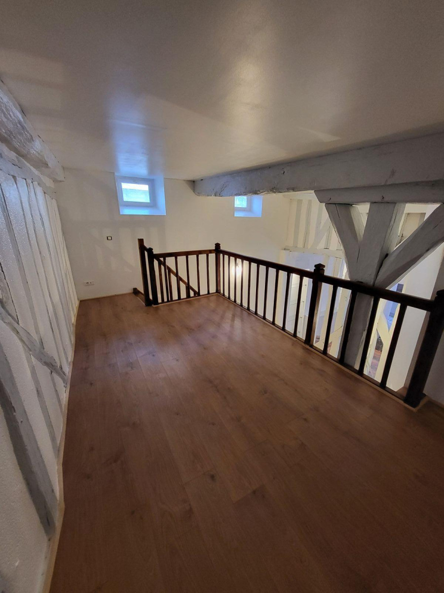 
                                                Location
                                                 Beau F3 73m² dans le centre d'Auxerre