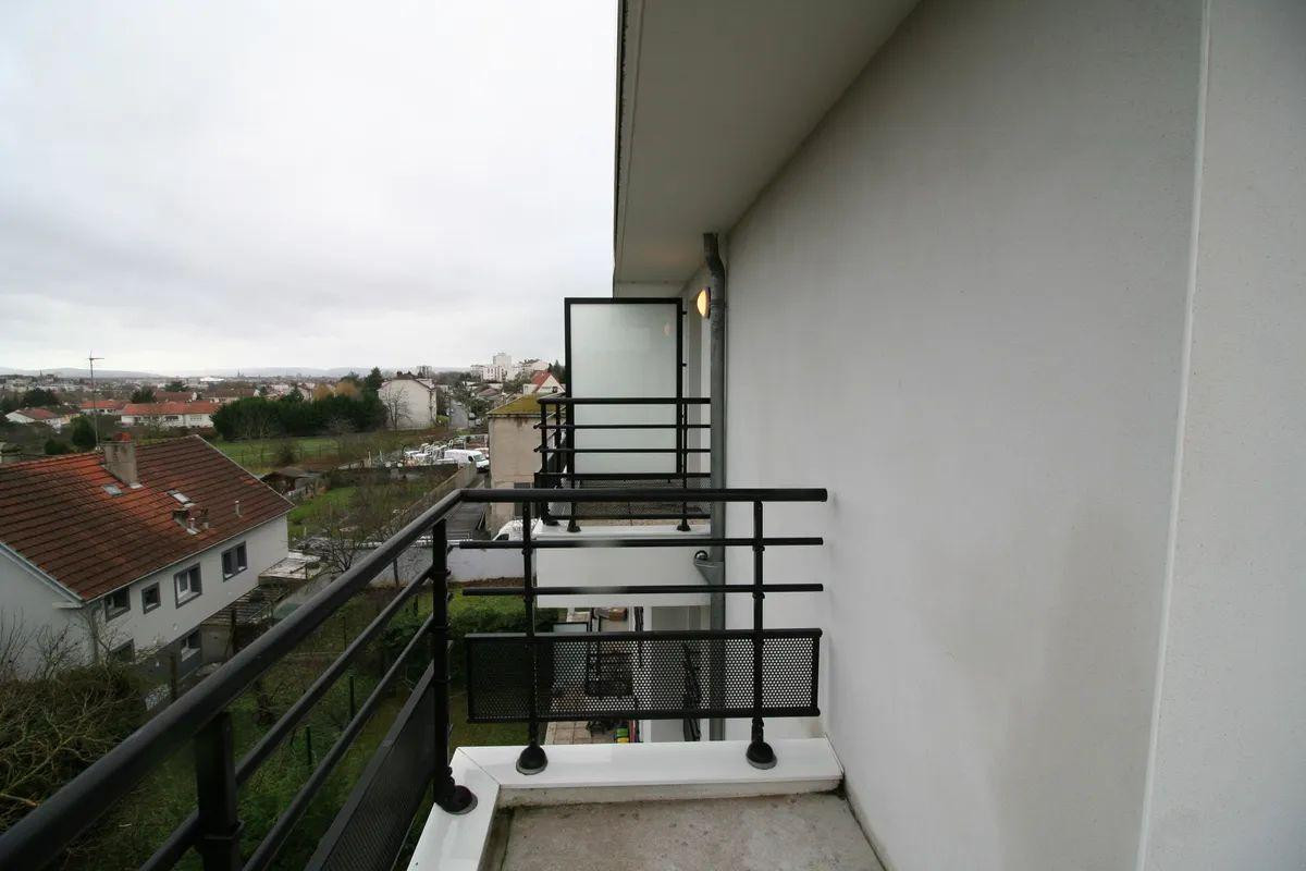 
                                                Location
                                                 Beau F3 de 64m² dans résidence calme