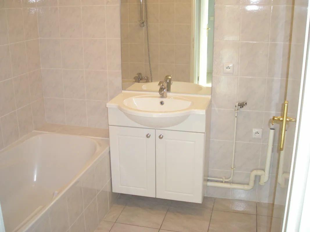 
                                                Location
                                                 Beau F3 de 64m² dans résidence calme