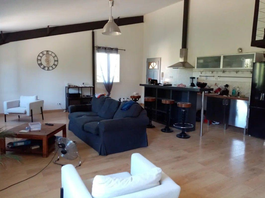 
                                                Location
                                                 Beau loft à louer 90m²
