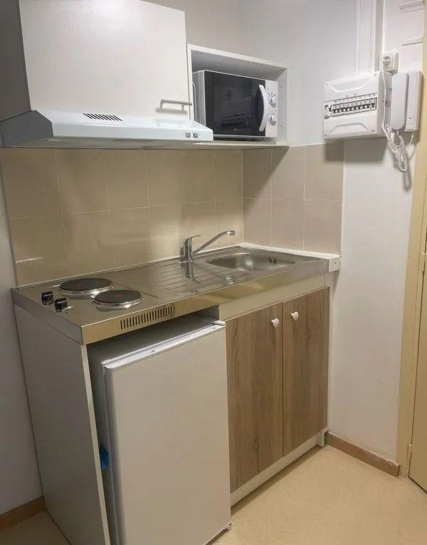 
                                                Location
                                                 Beau studio 15m² très bien situé et refait à neuf