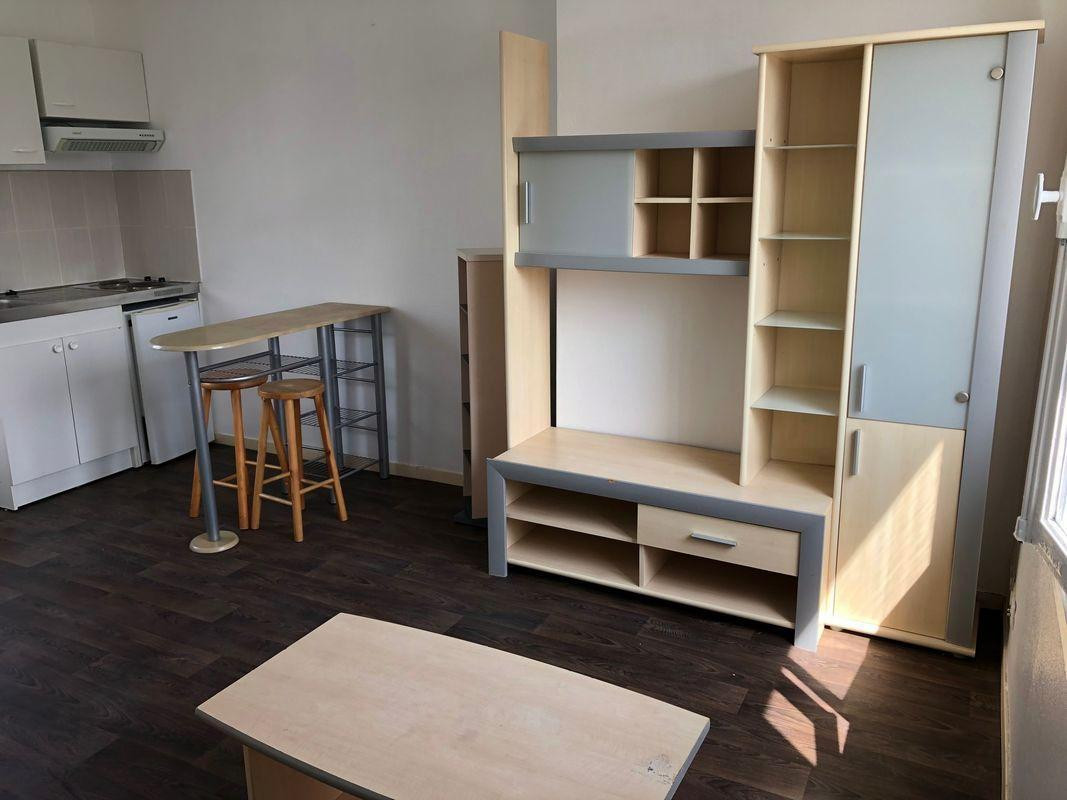 
                                                Location
                                                 Beau studio 17m² lumineux propre Sud Prébendes