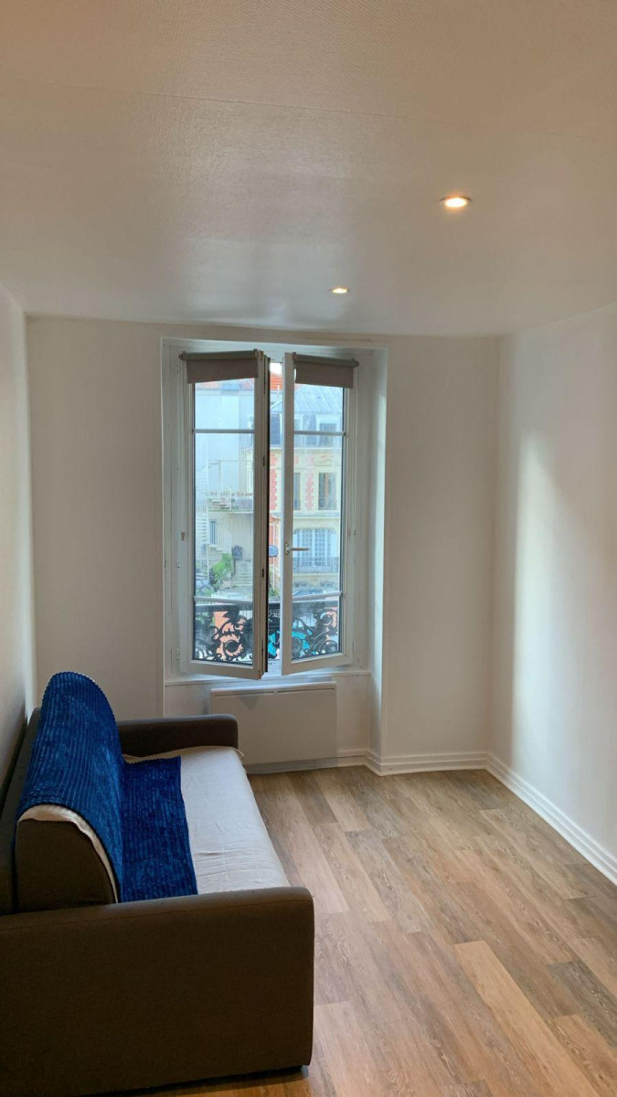 
                                                Location
                                                 Beau studio 17m² refait à neuf