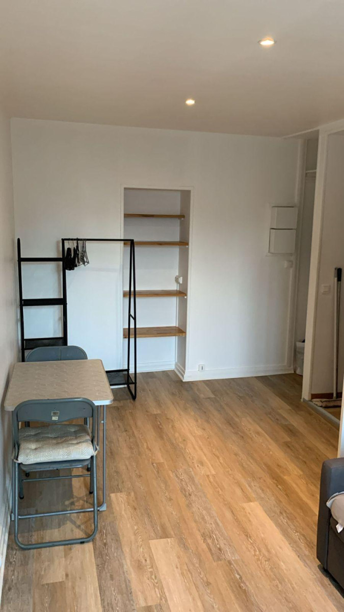 
                                                Location
                                                 Beau studio 17m² refait à neuf