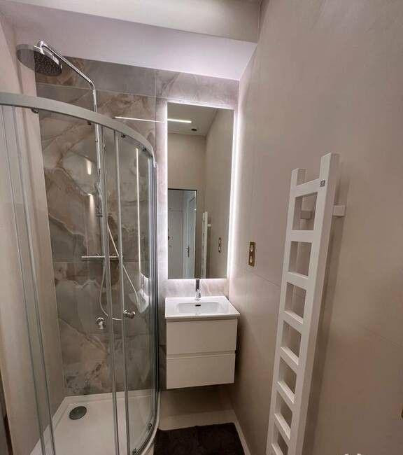 
                                                Location
                                                 Beau studio 19m² rénové et équipé haut de gamme