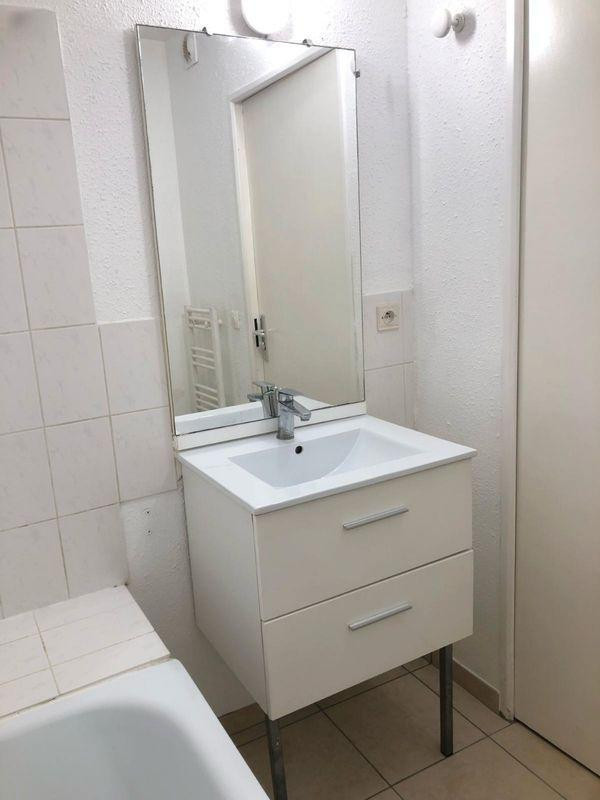 
                                                Location
                                                 Beau studio 19m² rénové + place de parking