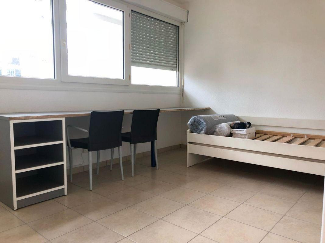 
                                                Location
                                                 Beau studio 19m² rénové + place de parking