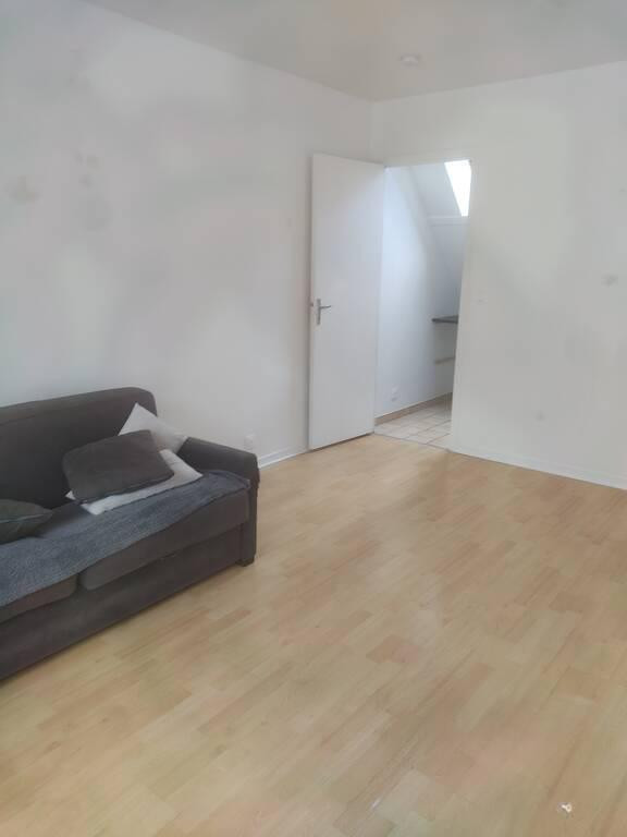 
                                                Location
                                                 Beau studio 20m² partiellement meublé