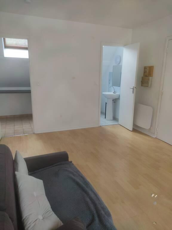 
                                                Location
                                                 Beau studio 20m² partiellement meublé