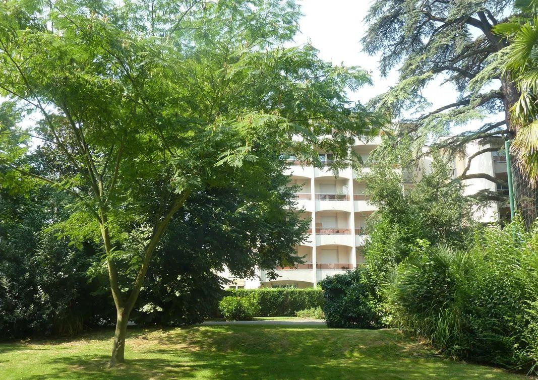 
                                                Location
                                                 Beau studio 20m2 plein sud à Pau idéal étudiants