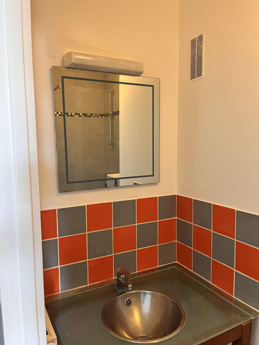 
                                                Location
                                                 Beau studio 21m² refait à neuf