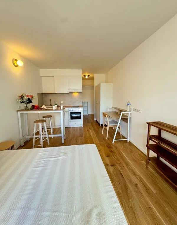 
                                                Location
                                                 Beau studio 24m² avec balcon