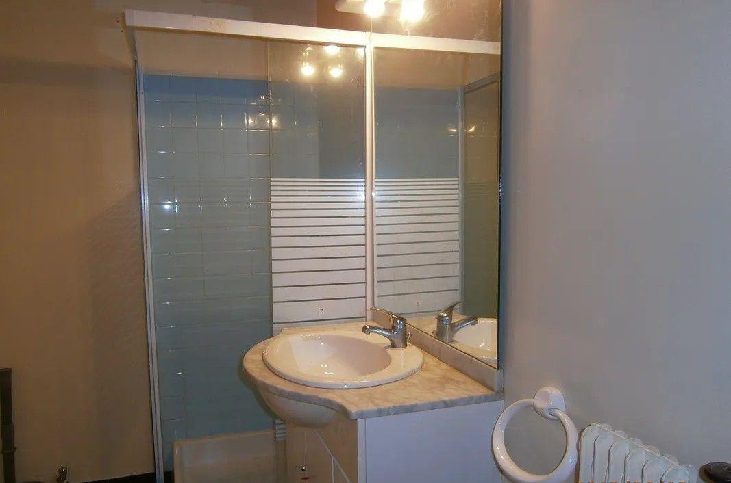 
                                                Location
                                                 Beau studio 25 m² non meublé