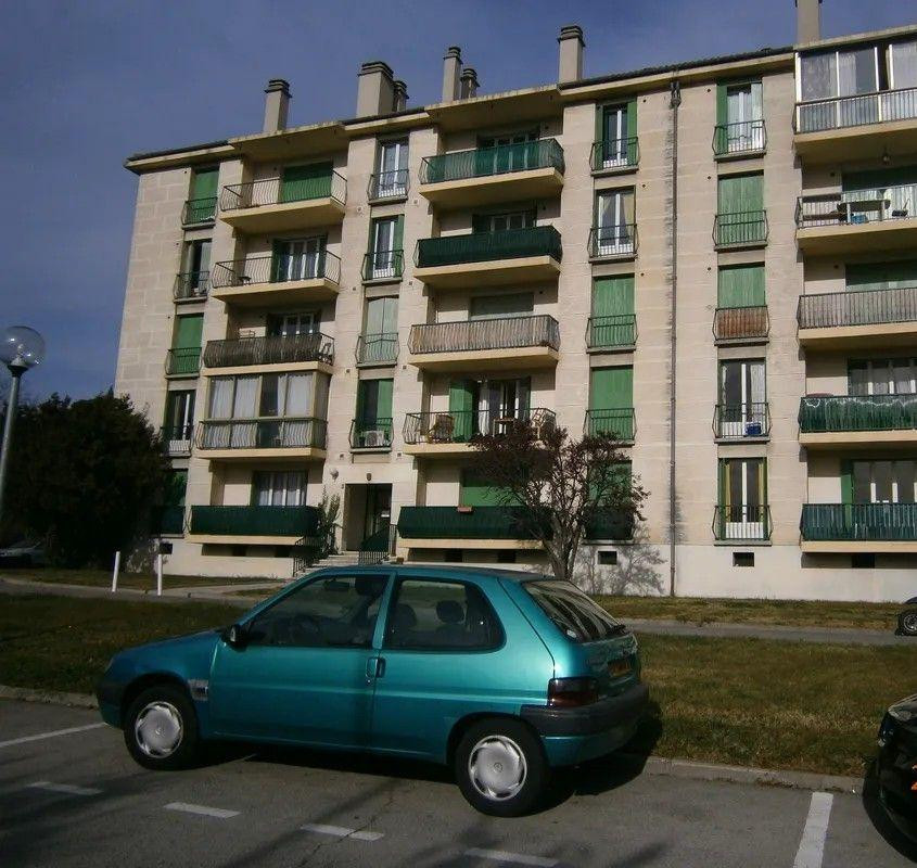 
                                                Location
                                                 Beau studio 25 m² non meublé