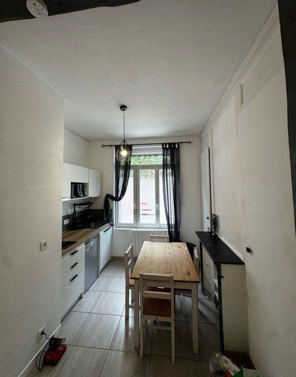 
                                                Location
                                                 Beau studio 25m² fraîchement rénové et meublé