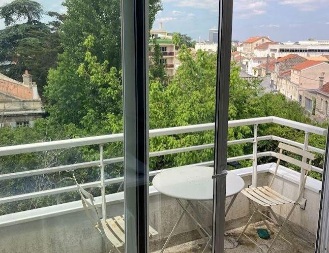 
                                                Location
                                                 Beau studio 29m² balcon parking barrière Pessac