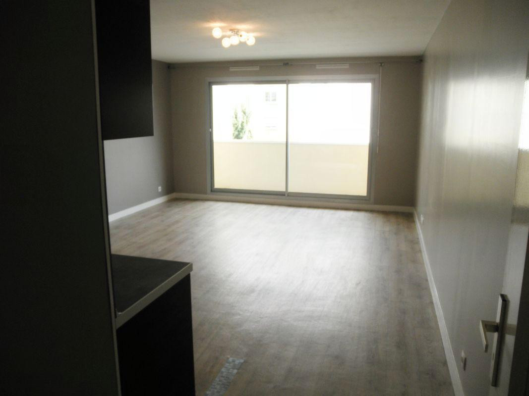 
                                                Location
                                                 Beau studio 44 m² refait à neuf balcon