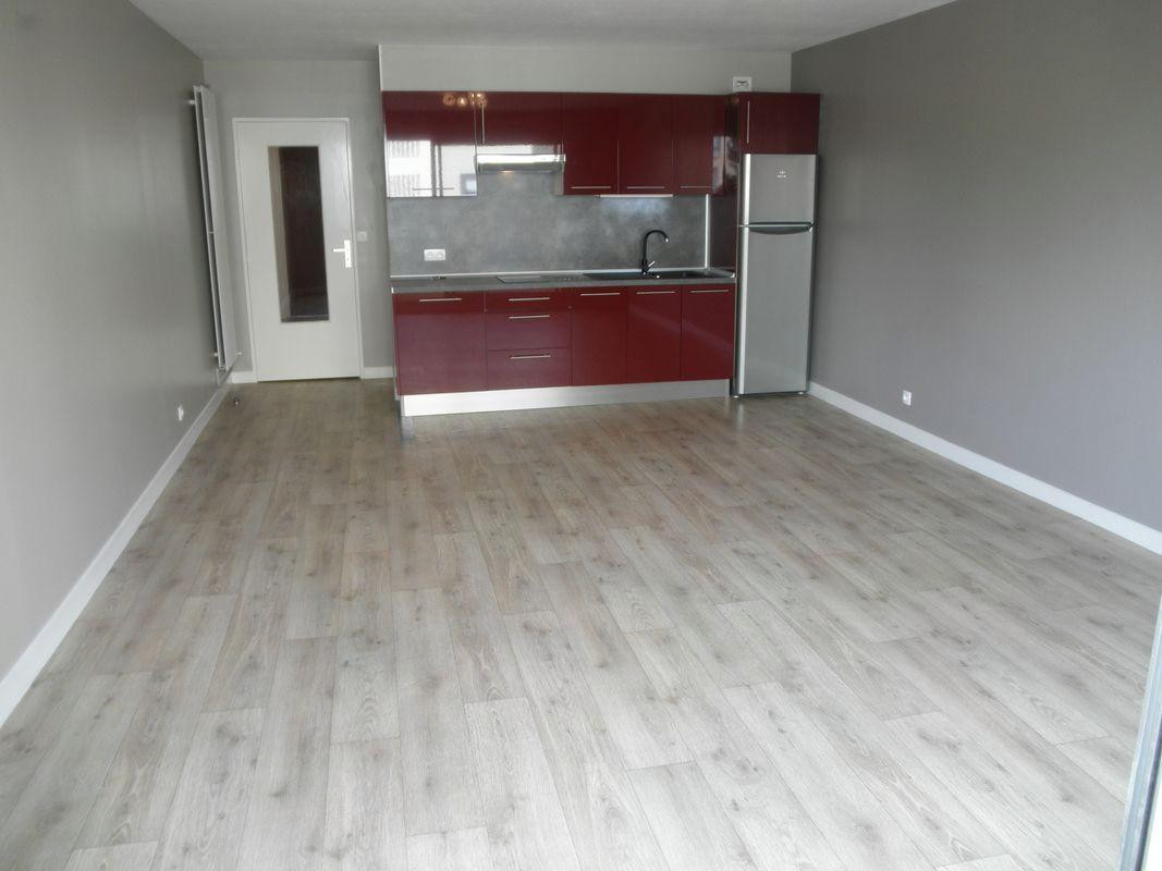 
                                                Location
                                                 Beau studio 44 m² refait à neuf balcon
